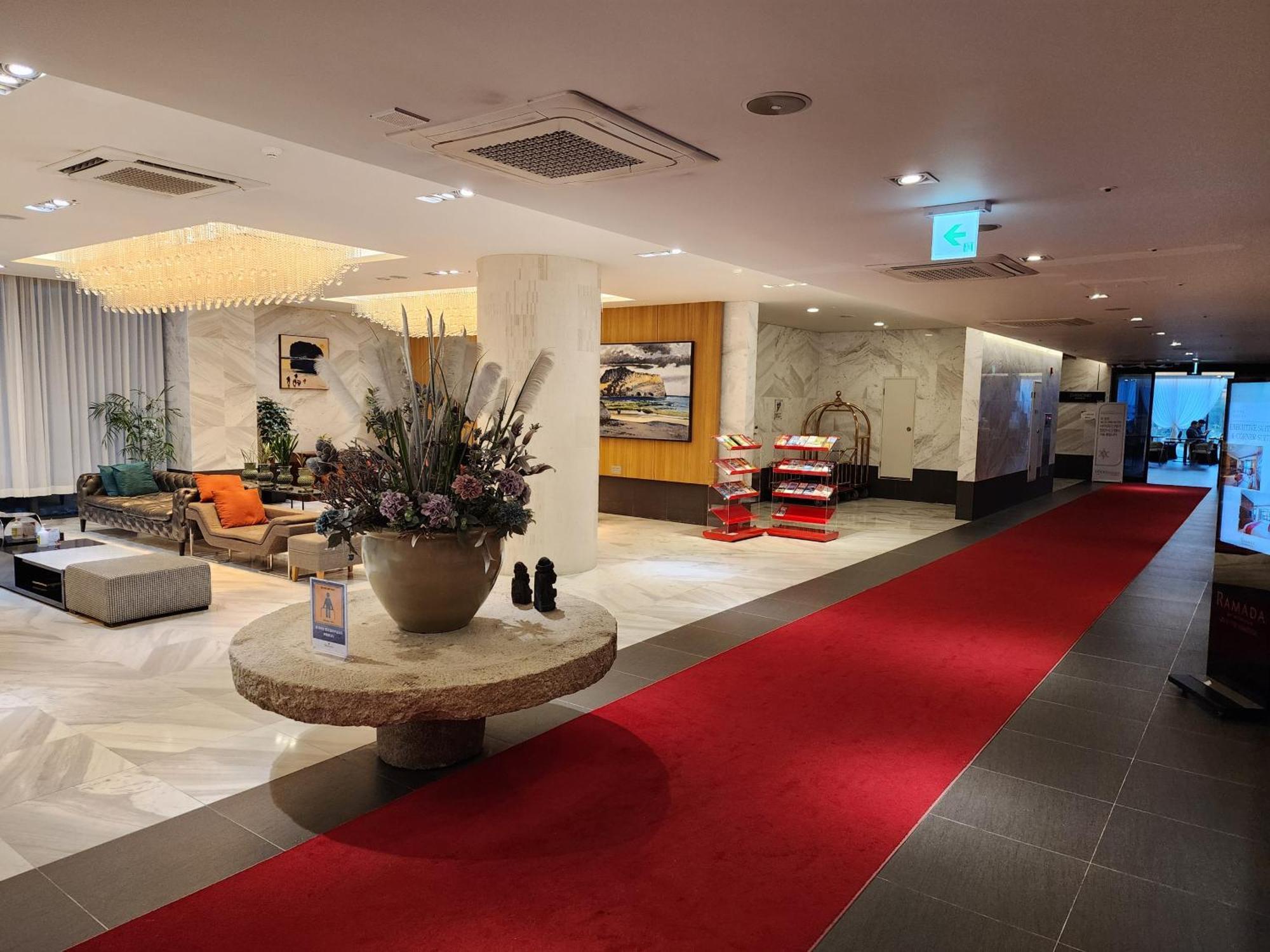 Ramada By Wyndham Jeju Hamdeok Hotel ภายนอก รูปภาพ