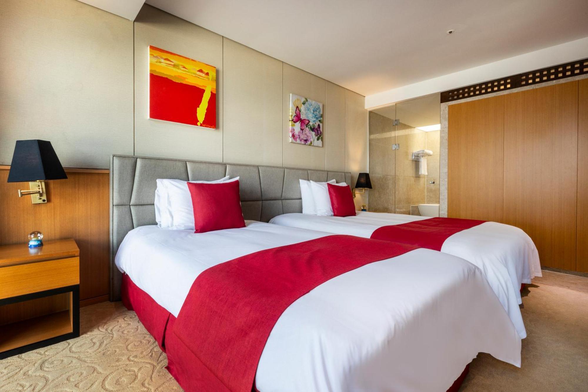 Ramada By Wyndham Jeju Hamdeok Hotel ภายนอก รูปภาพ