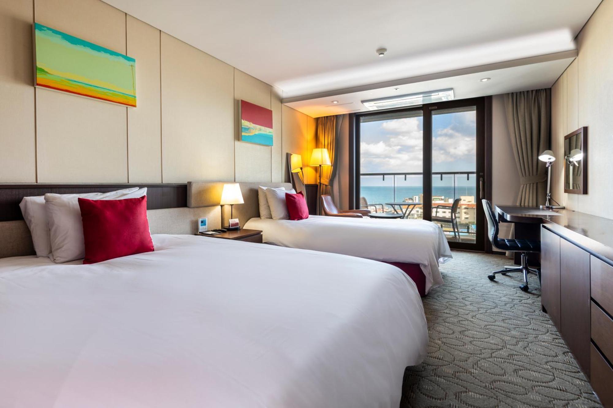 Ramada By Wyndham Jeju Hamdeok Hotel ภายนอก รูปภาพ