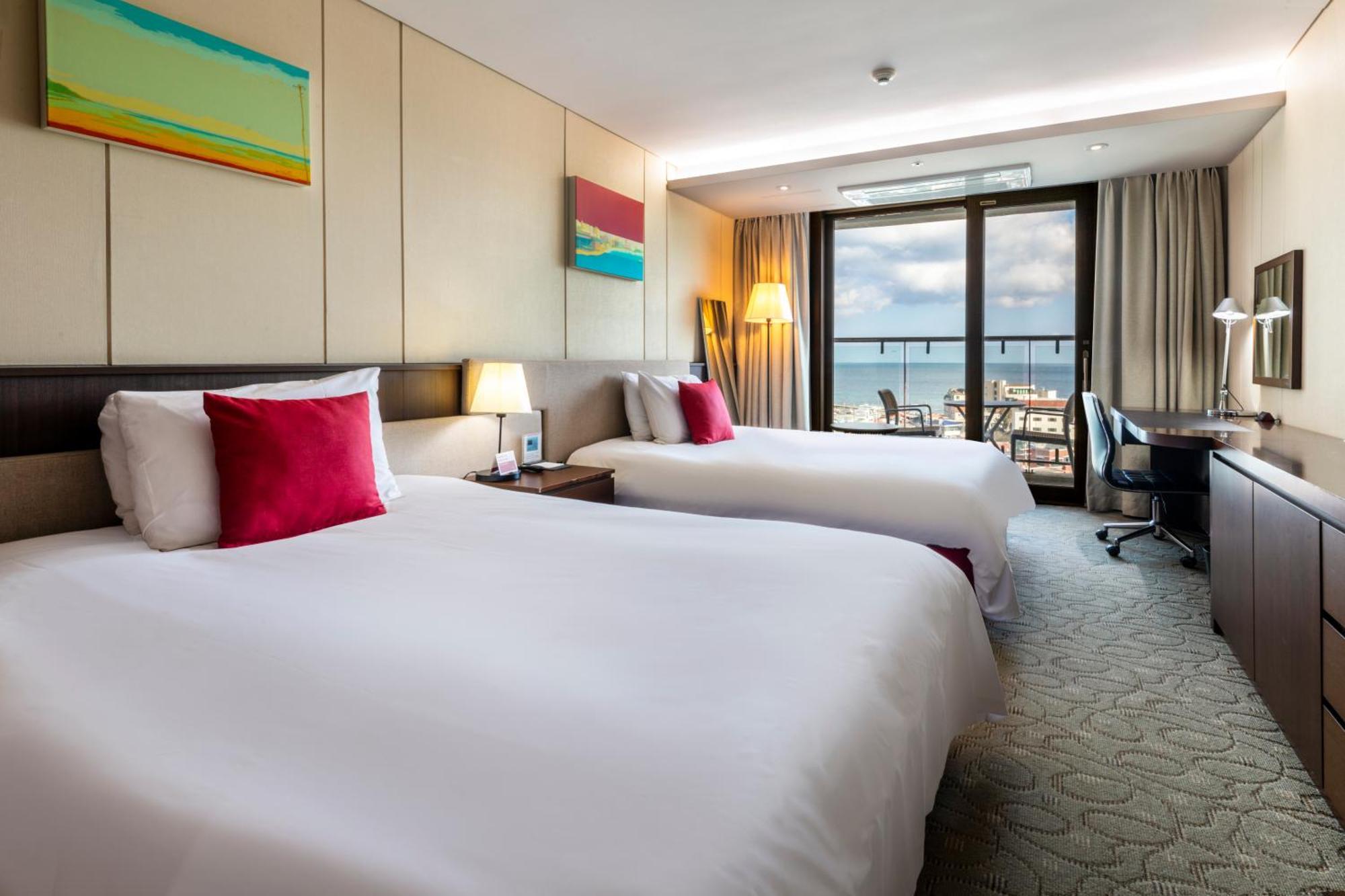 Ramada By Wyndham Jeju Hamdeok Hotel ภายนอก รูปภาพ