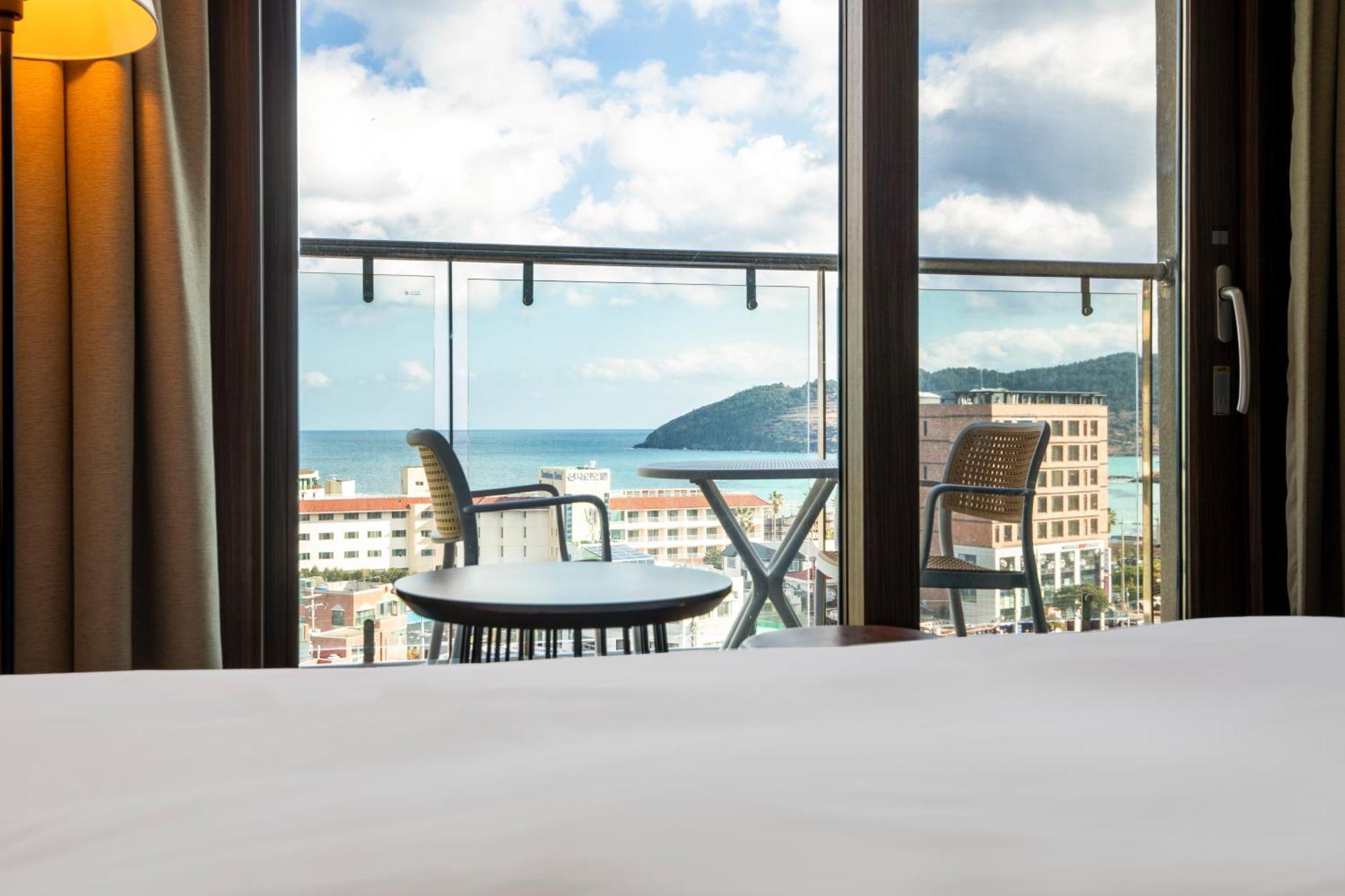 Ramada By Wyndham Jeju Hamdeok Hotel ภายนอก รูปภาพ