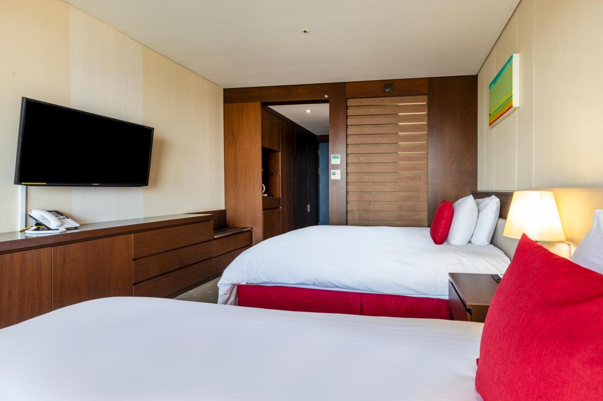 Ramada By Wyndham Jeju Hamdeok Hotel ภายนอก รูปภาพ