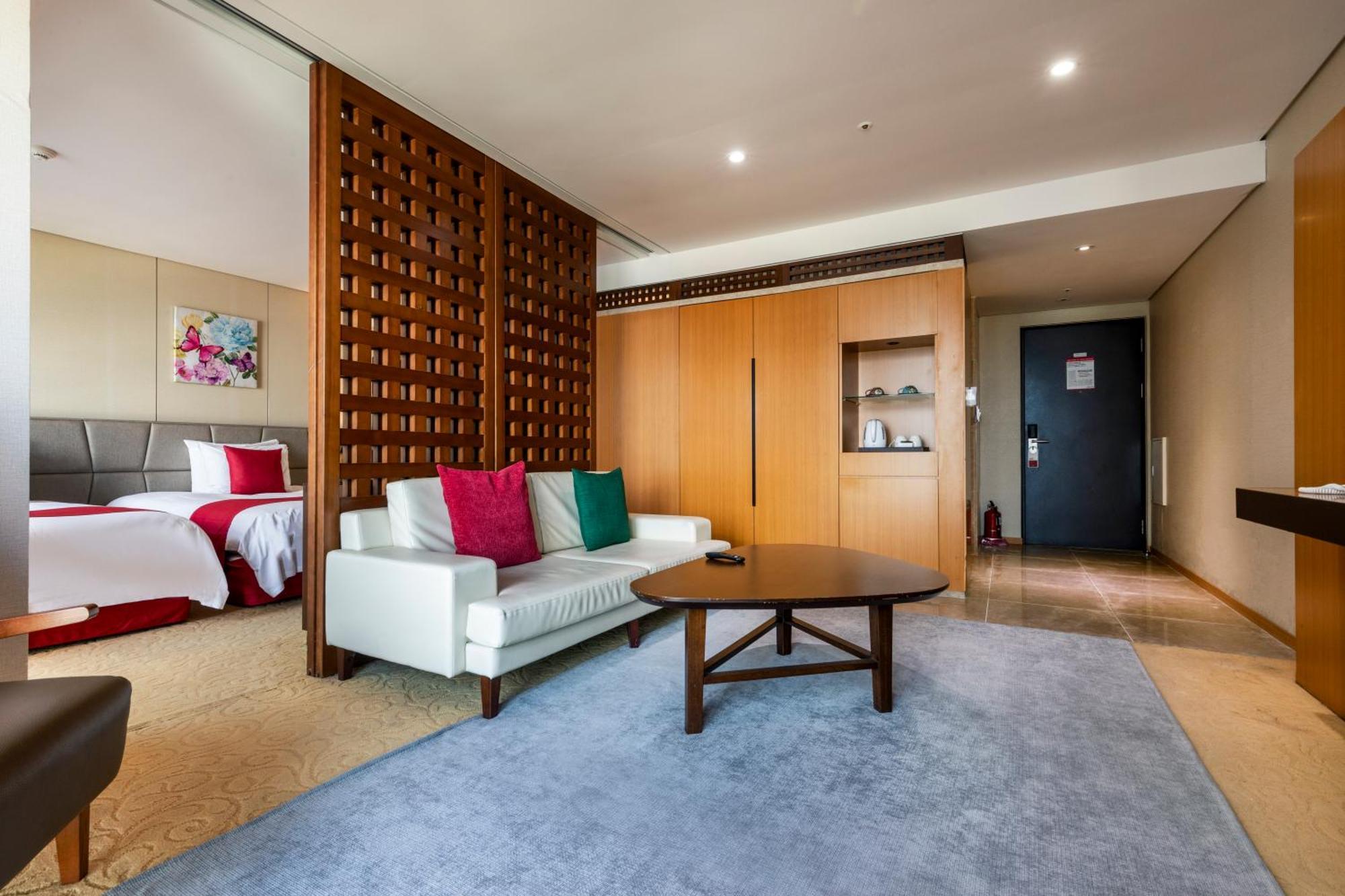 Ramada By Wyndham Jeju Hamdeok Hotel ภายนอก รูปภาพ