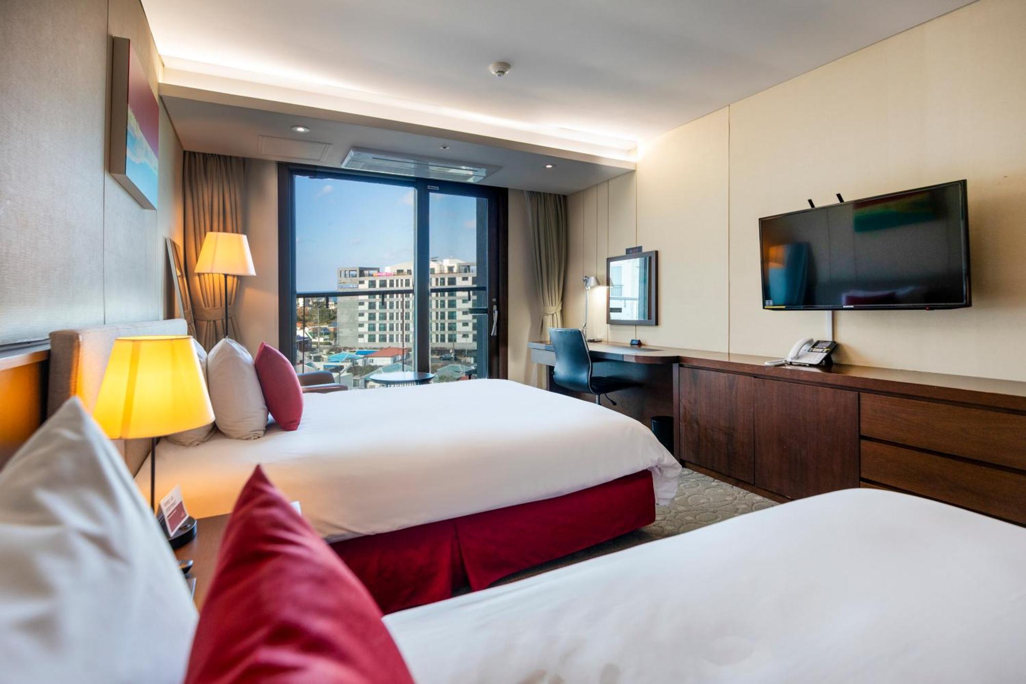 Ramada By Wyndham Jeju Hamdeok Hotel ภายนอก รูปภาพ