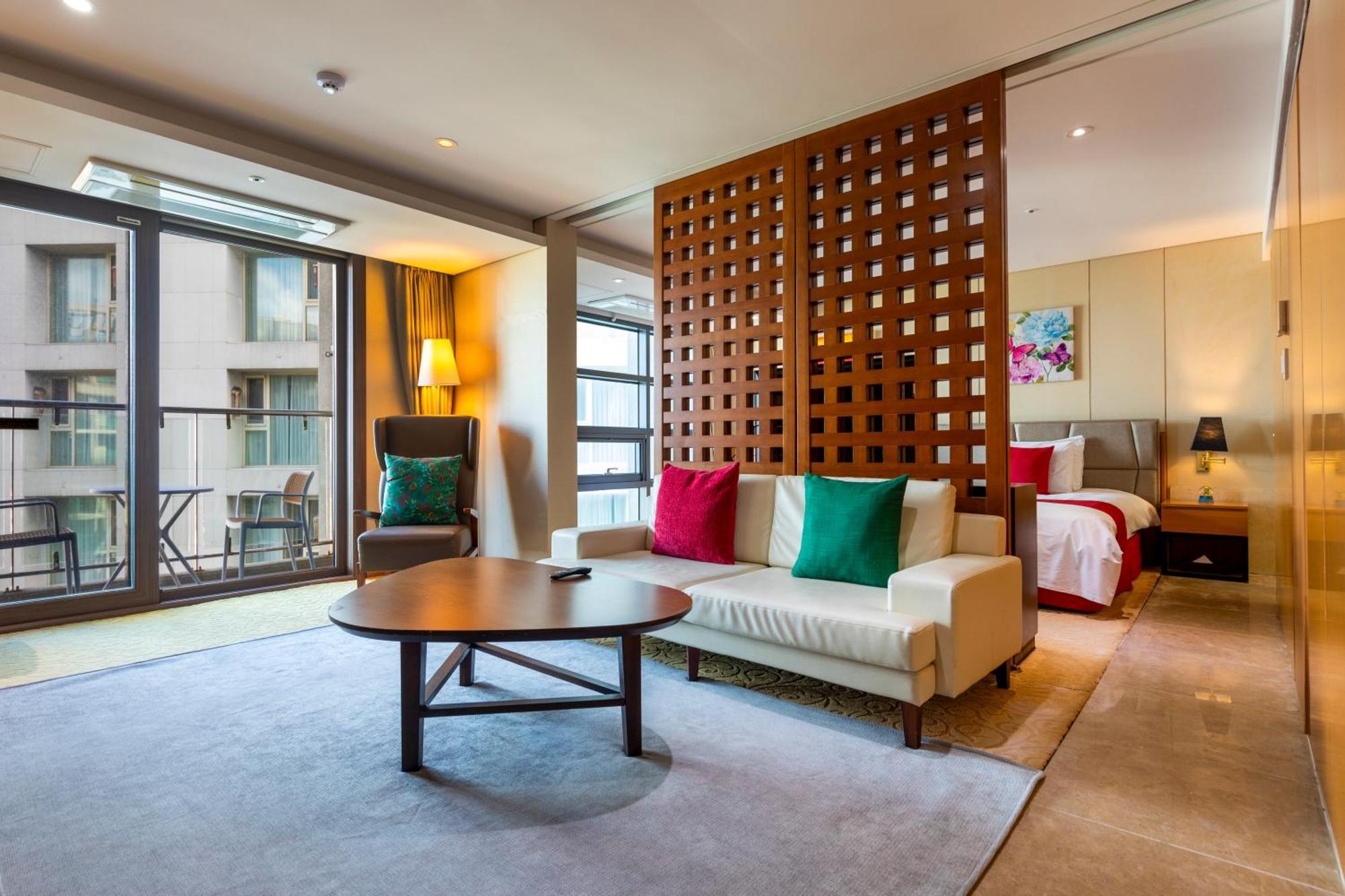 Ramada By Wyndham Jeju Hamdeok Hotel ภายนอก รูปภาพ