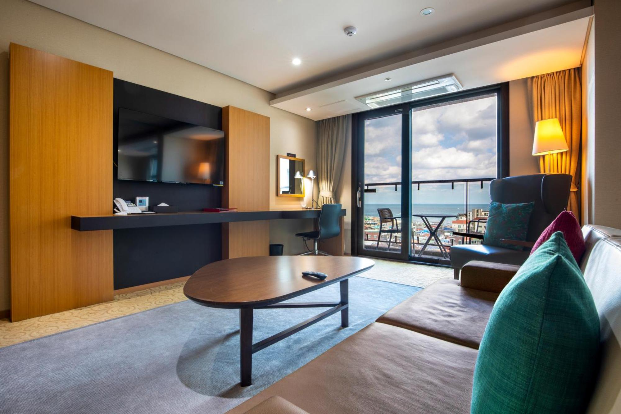Ramada By Wyndham Jeju Hamdeok Hotel ภายนอก รูปภาพ