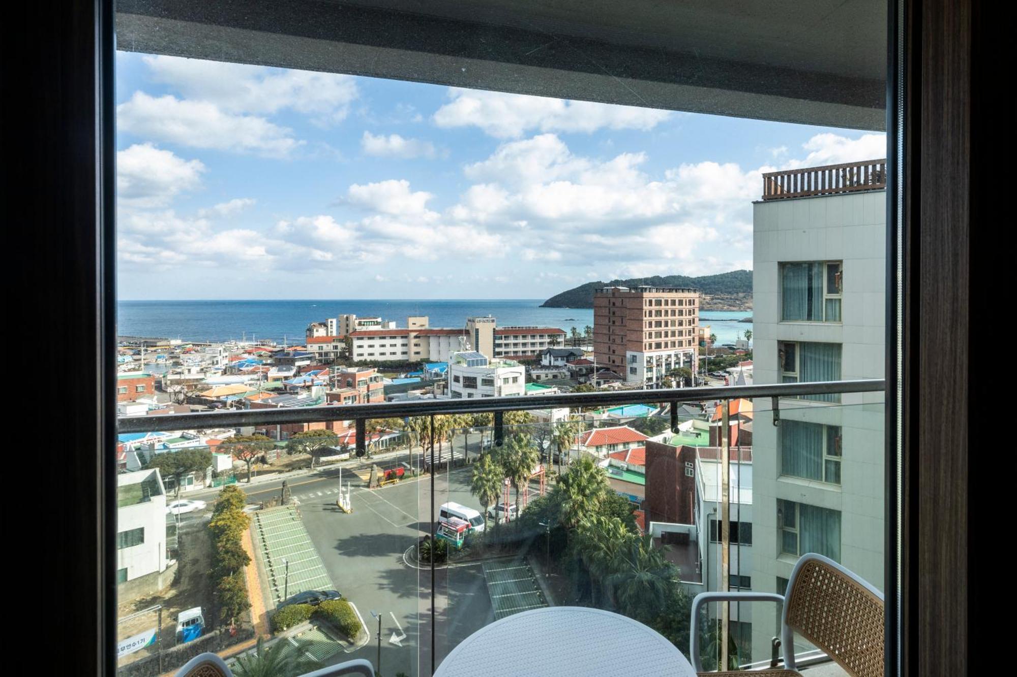Ramada By Wyndham Jeju Hamdeok Hotel ภายนอก รูปภาพ
