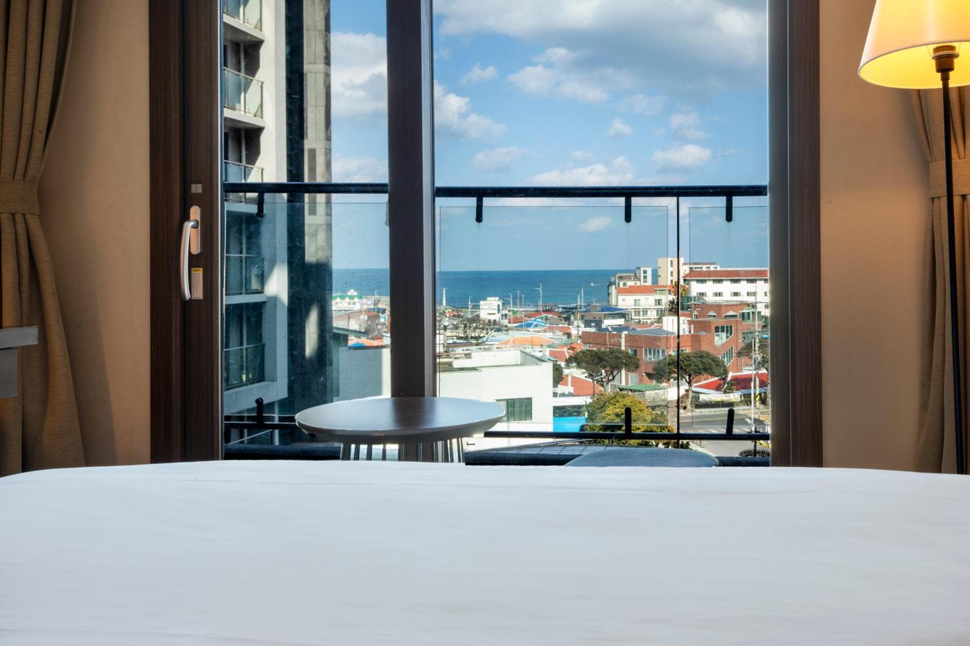Ramada By Wyndham Jeju Hamdeok Hotel ภายนอก รูปภาพ