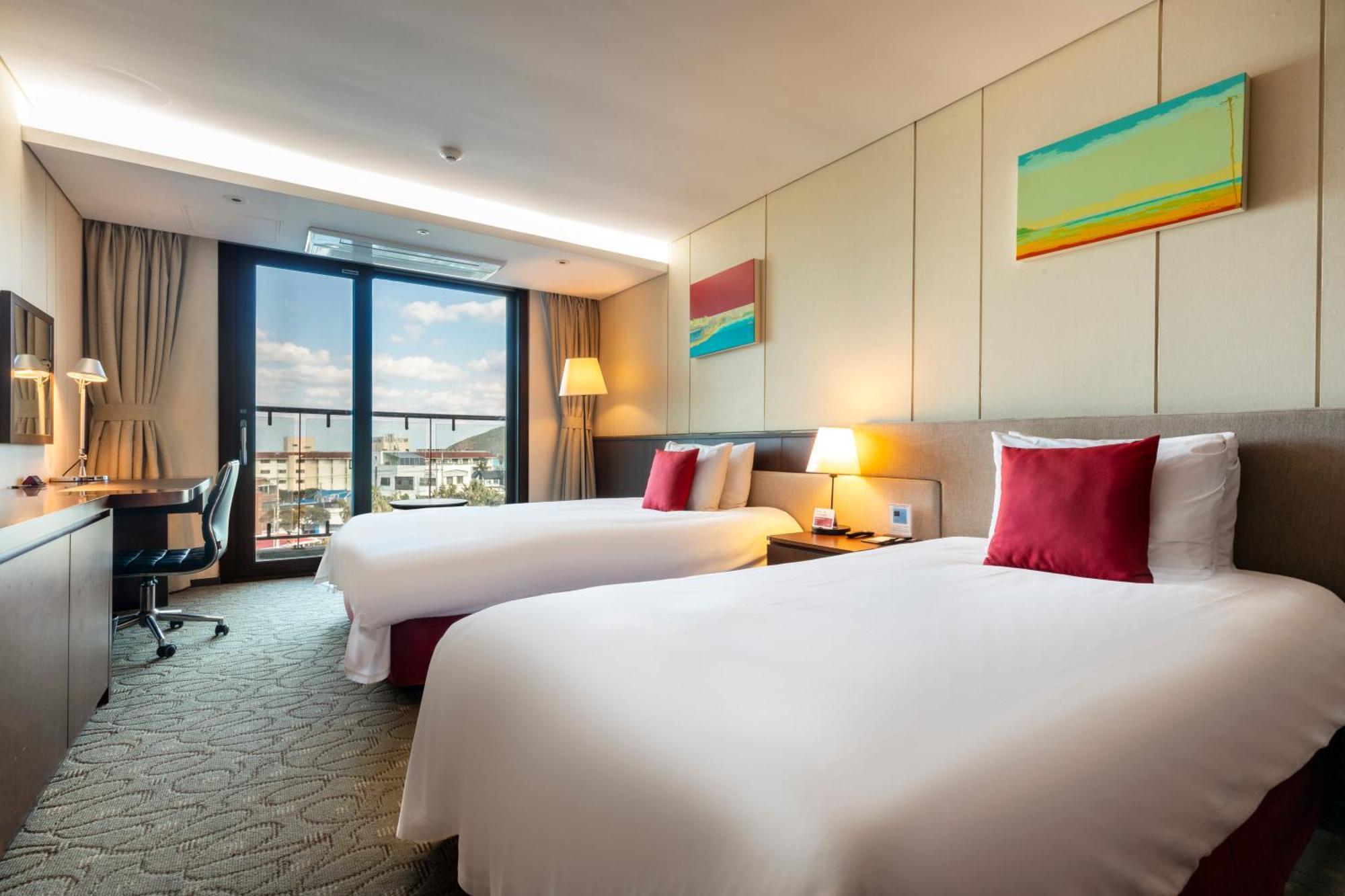Ramada By Wyndham Jeju Hamdeok Hotel ภายนอก รูปภาพ