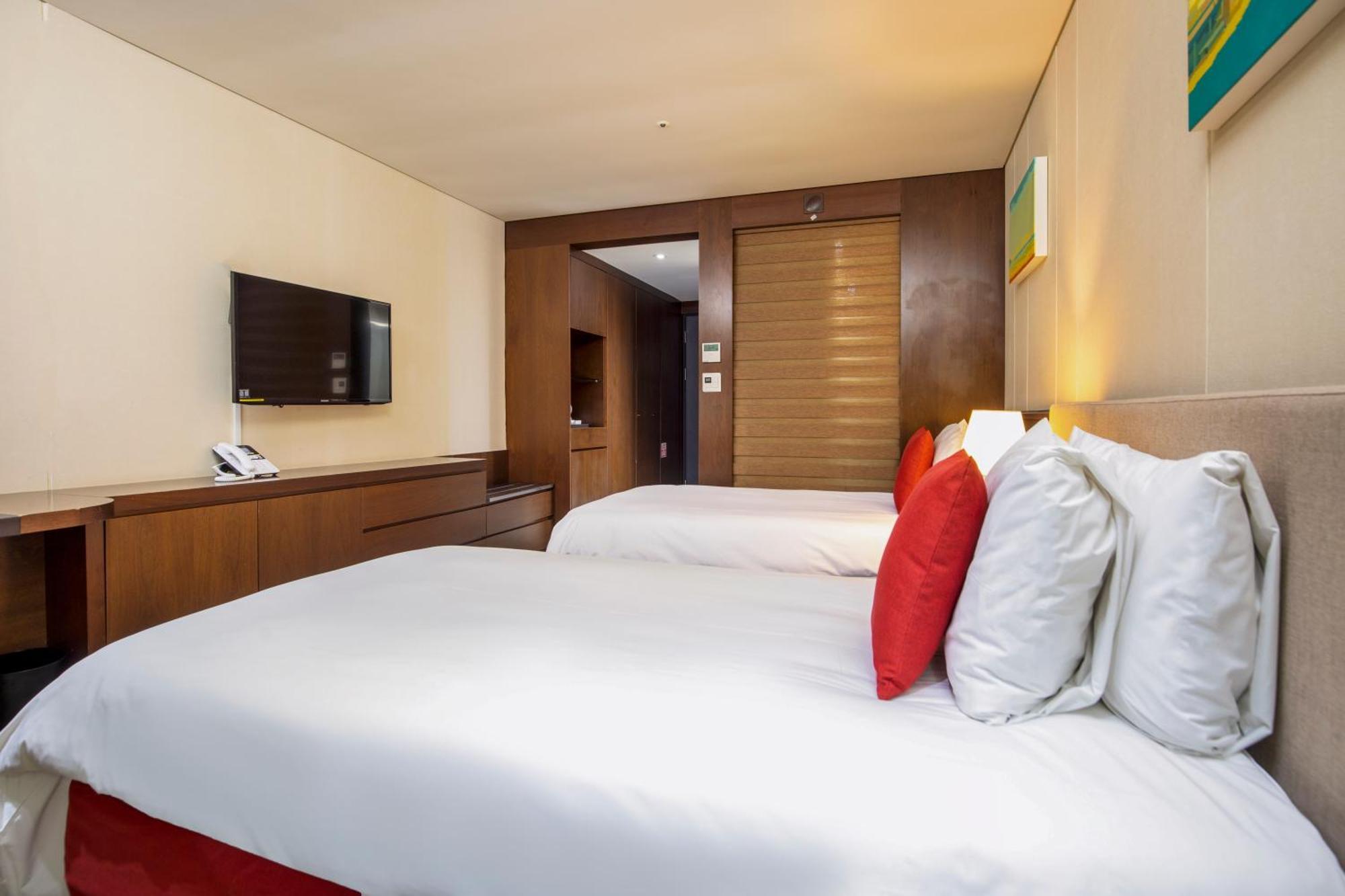 Ramada By Wyndham Jeju Hamdeok Hotel ภายนอก รูปภาพ